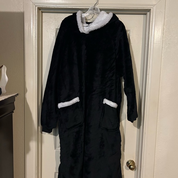 Luxurious Black and White Plush Robe - Picture 4 of 4